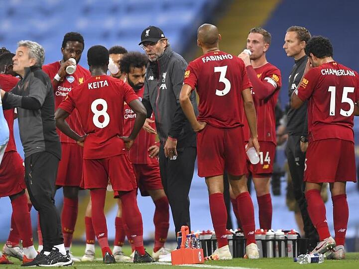 Trainer Jürgen Klopp (M.) kassierte mit dem FC Liverpool eine deutliche Niederlage.