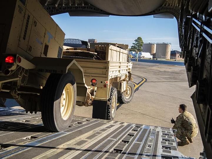 Verladung eines Militärfahrzeugs in den Frachtraum eines C-17 Globemaster III.