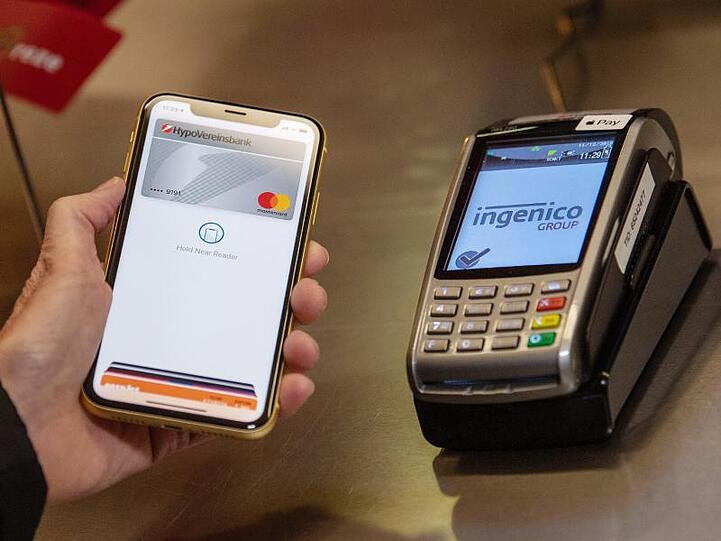 Kontaktloses Bezahlen mit Apple Pay unterstützen jetzt auch Deutschlands Volksbanken.