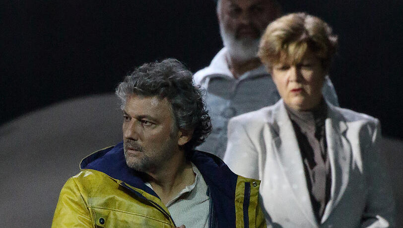 Jonas Kaufmann als kindesmisshandelnden Außenseiter. Jonas Kaufmann als kindesmisshandelnden Außenseiter.