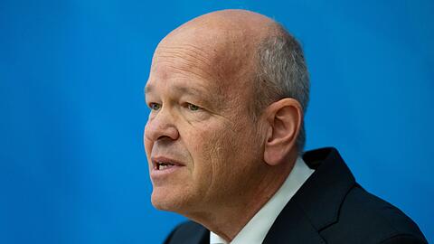 Burkhard Körner, Präsident des Bayerischen Landesamts für Verfassungsschutz, spricht zur Presse.