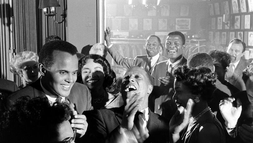 Harry Belafonte und Sidney Poitierauf der Premierenparty von "Raisin in the Sun" im Sardi's Restaurant.