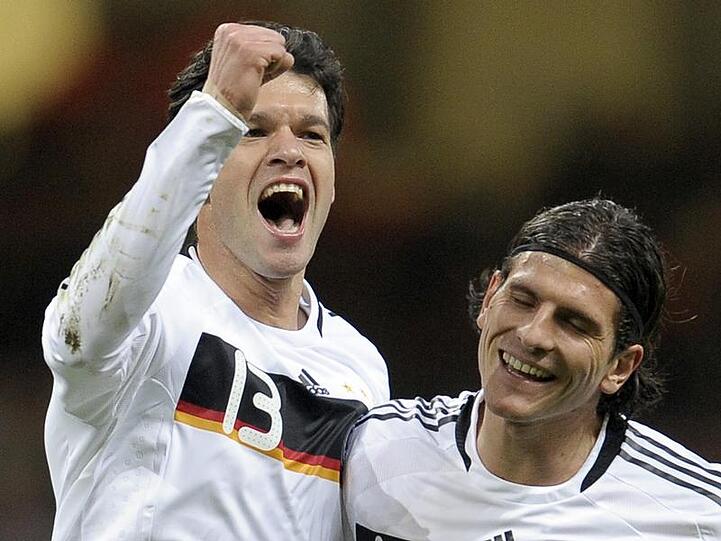 Michael Ballack jubelt nach seinem Treffer zum 1:0 mit Mario Gomez.