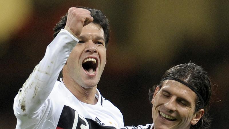 Michael Ballack jubelt nach seinem Treffer zum 1:0 mit Mario Gomez. Michael Ballack jubelt nach seinem Treffer zum 1:0 mit Mario Gomez.