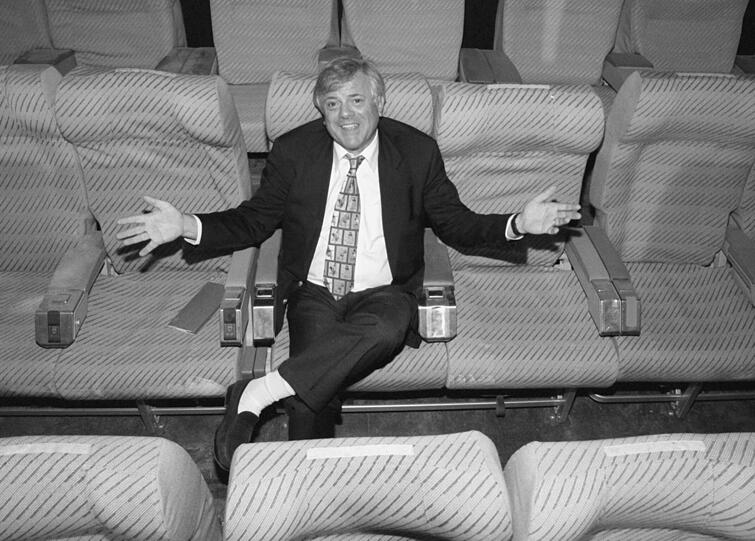 In seinem mit originalen Flugzeugsitzen ausgestatteten Kino, dem &bdquo;Aeroport FJS&ldquo; in der Feilitzschstra&szlig;e.