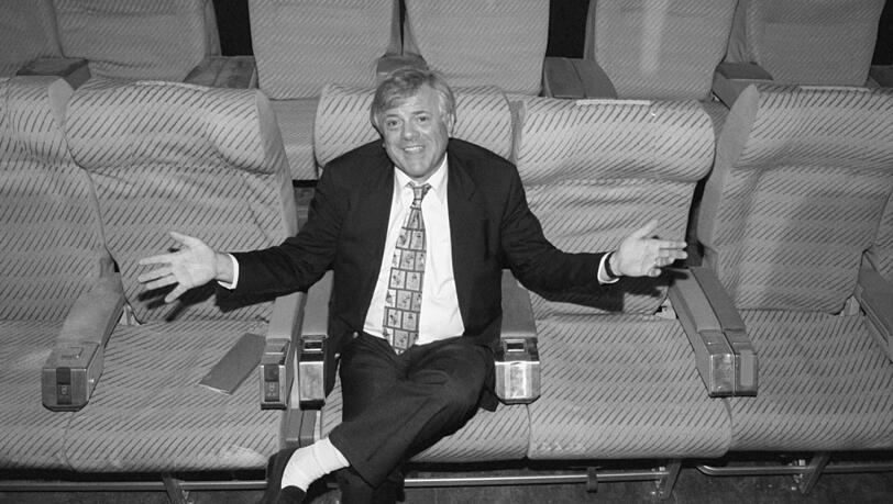 In seinem mit originalen Flugzeugsitzen ausgestatteten Kino, dem &bdquo;Aeroport FJS&ldquo; in der Feilitzschstra&szlig;e.