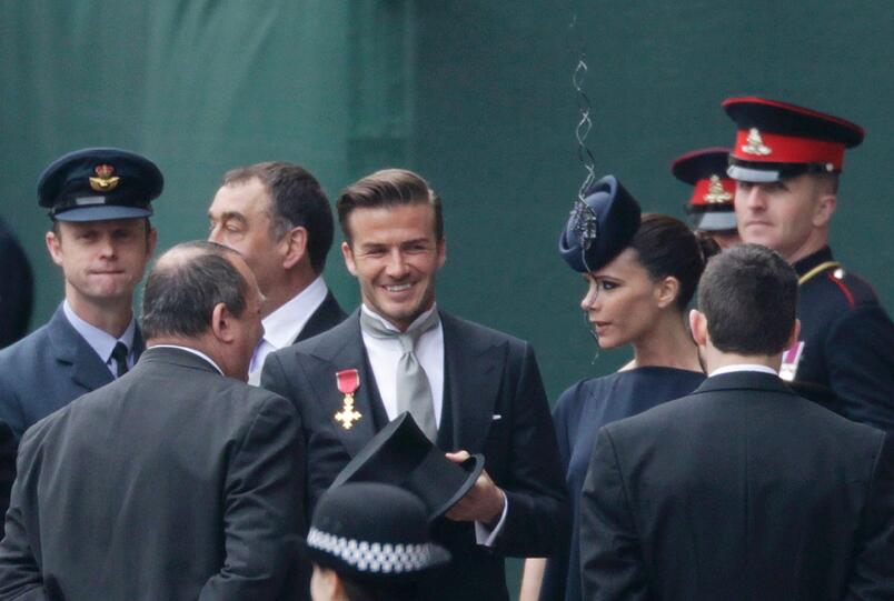 Die ersten Gäste kommen an der Westminster Abbey an: Fußballstar David Beckham mit seiner Frau Victoria.