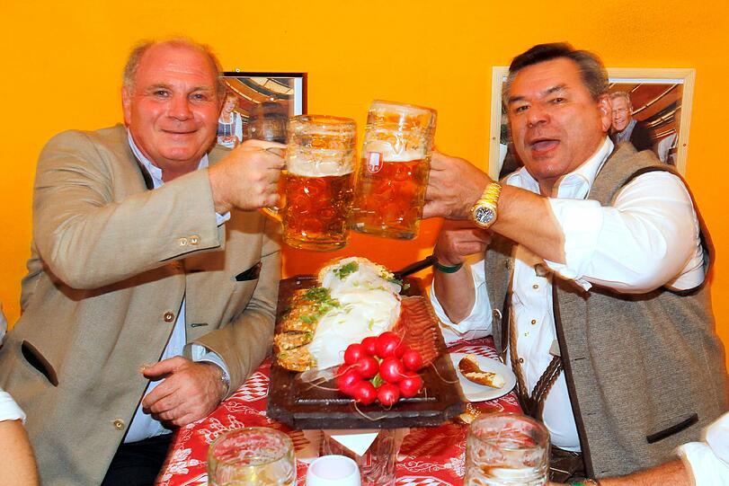 Und wer könnte dabei gemütlicher aussehen als dieser FC-Bayern-Grande, der Hoeneß Uli, im fachlichen oder nicht fachlichen Gespräch mit Sportmoderator Waldemar "Waldi" Hartmann.