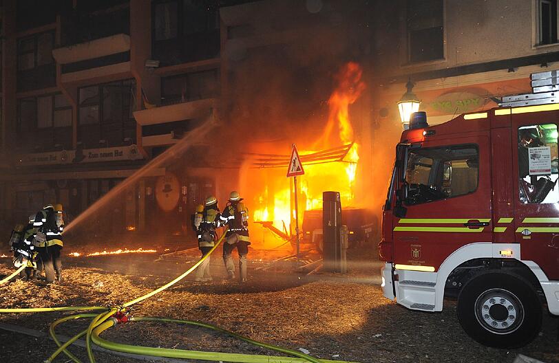 Feuer, Rauch, zerborstene Fenster - nach der Sprengung der Bombe hat die Feuerwehr viel zu tun: Umherfliegendes Stroh hatte Brände verursacht.