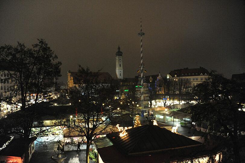 Der Viktualienmarkt leuchtet erstmals zur Weihnachtszeit.