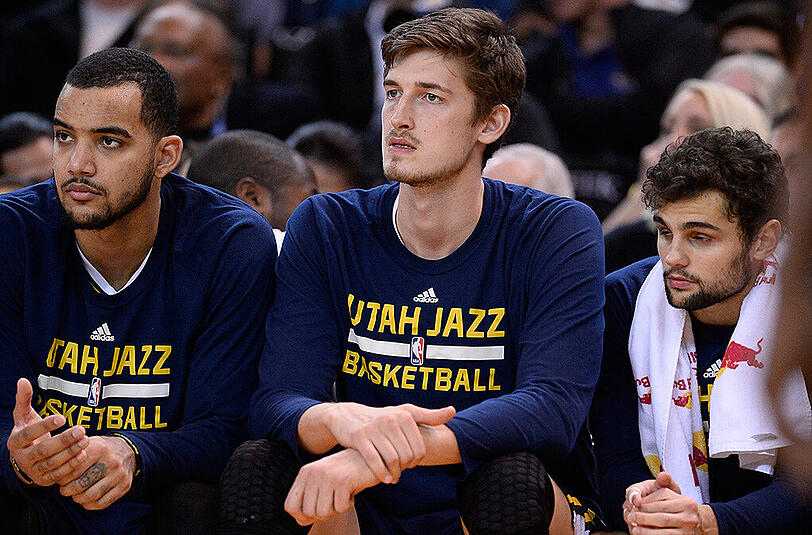 Der deutsche Nationalspieler Tibor Pleiß inmitten seiner Teamkollegen von Utah Jazz.