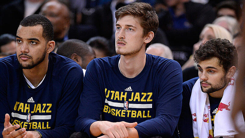 Der deutsche Nationalspieler Tibor Pleiß inmitten seiner Teamkollegen von Utah Jazz. Der deutsche Nationalspieler Tibor Pleiß inmitten seiner Teamkollegen von Utah Jazz.