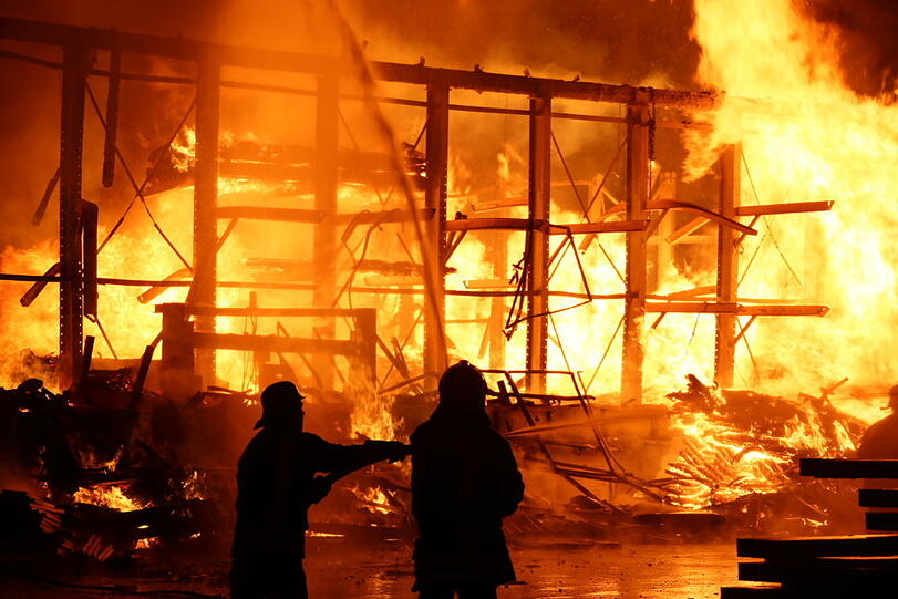 Die Halle, in der Holz und Maschinen gelagert waren, ist bei dem Feuer komplett zerstört worden.