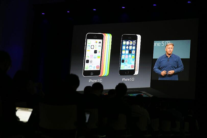Apple hat erstmals ein neues günstigeres iPhone-Modell vorgestellt. Das Gerät heißt wie erwartet iPhone 5C und hat ein Gehäuse aus Plastik in bunten Farben. Die Bilder aus dem Berliner Apple-Store.