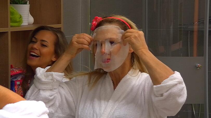 Dolly erheitert ihre Mitbewohner mit einer Gesichtsmaske.