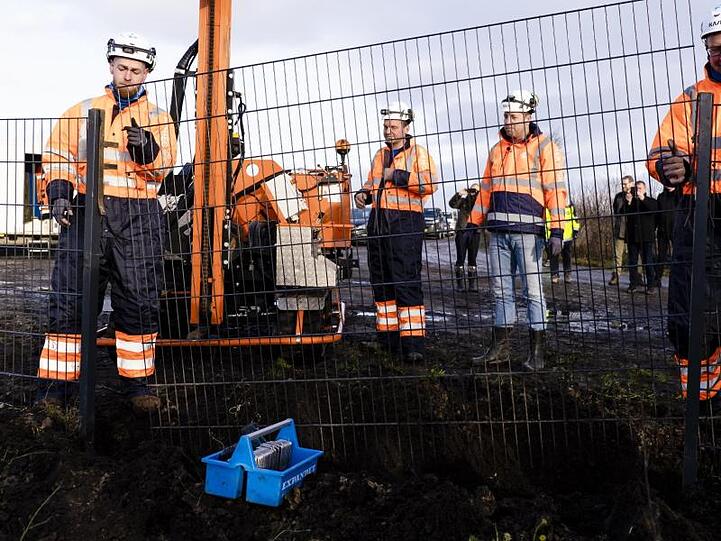 Arbeiter schließen die letzte Öffnung am umstrittenen Wildschweinzaun nahe der dänischen Grenzstadt Tinglev.