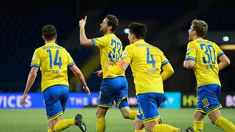Nick Proschwitz (M) machte den Braunschweiger Heimsieg gegen Regenburgs perfekt.