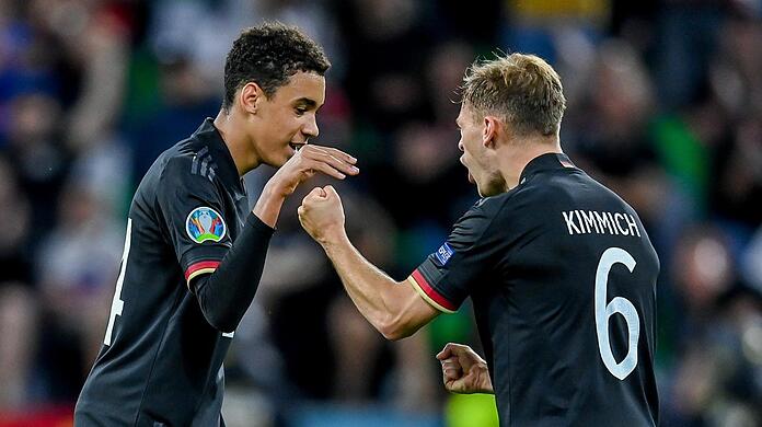 Großes Lob fürs Wunderküken: Jamal Musiala (l.) mit Bayern-Kollege Joshua Kimmich.