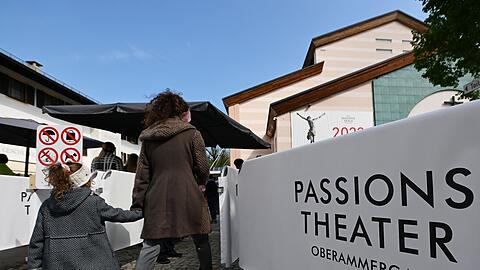 Besucher kommen zum ökumenischen Gottesdienst vor der Premiere für die 42. Passionsspiele zum Passionstheater.