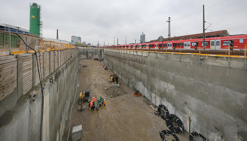 Die Grube, wo die Tunnelbohrer einmal zusammengebaut werden sollen, Blick Richtung Innenstadt. Im Hintergrund sind Bohrlöcher angezeichnet.