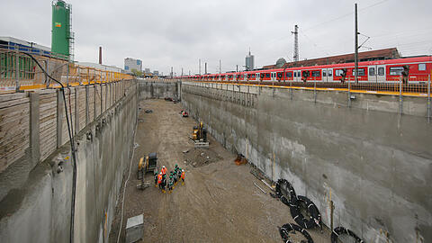 Die Grube, wo die Tunnelbohrer einmal zusammengebaut werden sollen, Blick Richtung Innenstadt. Im Hintergrund sind Bohrlöcher angezeichnet.