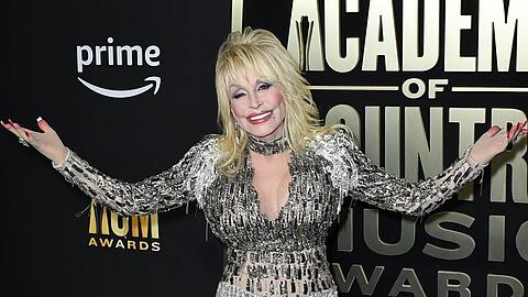 Dolly Parton hat in einer Radiosendung ihr Rezept für eine glückliche Ehe verraten.