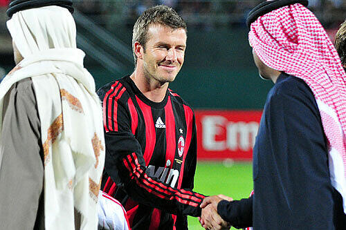 Handschlag mit den Scheichs: Mailand-Neuzugang David Beckham im Trainingslager in Dubai.