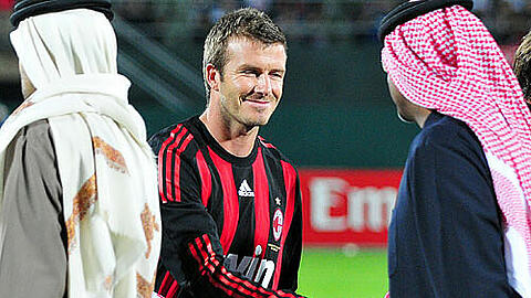 Handschlag mit den Scheichs: Mailand-Neuzugang David Beckham im Trainingslager in Dubai.