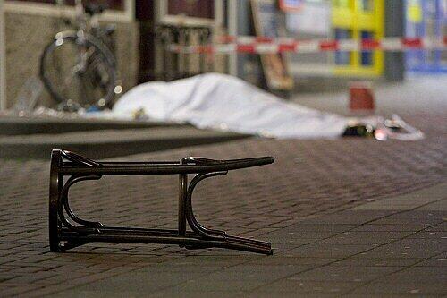 Abgesperrter Tatort vor dem Café in Rotterdam