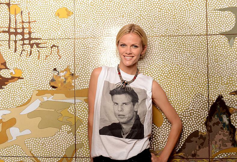 Stolz auf den Mann auf der Brust: Brookly Decker trägt Tshirt mit Aufdruck des Regisseurs Peter Berg