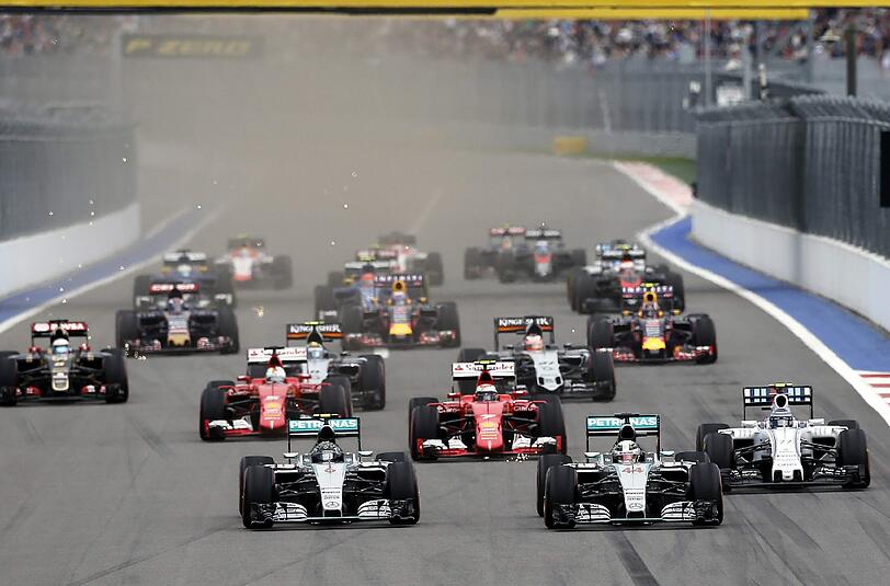 "Mercedes AMG GP"-Pilot Lewis Hamilton (rechts) gewinnt das Formel-1-Rennen im russischen Sotschi.