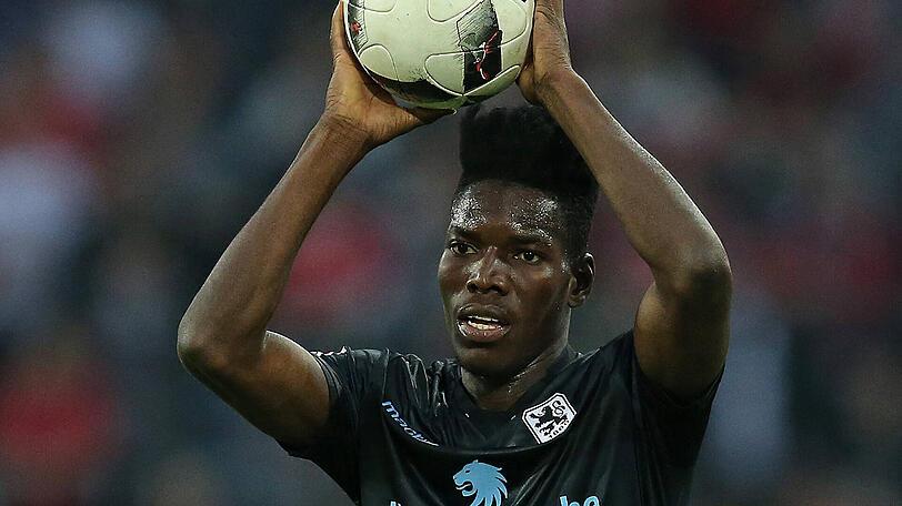 Lumor: Note 3. Sehr engagierter Beginn des Ghanaers und insgesamt wieder formverbessert. Sein Volley-Nachschuss rutsche ihm vom Schlappen.