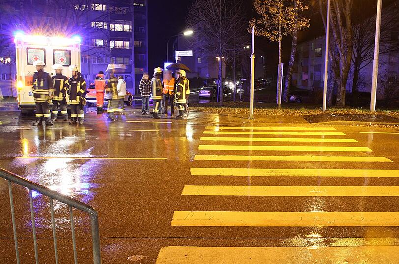 Die Bilder vom Unfall aus Traunreut, bei dem eine Passantin schwer verletzt wird.