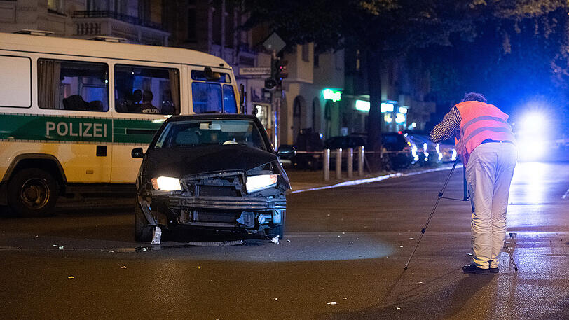 Am Ende einer Verfolgungsjagd stirbt eine unbeteiligte Radlerin. Die Bilder vom Horror-Unfall in Berlin.