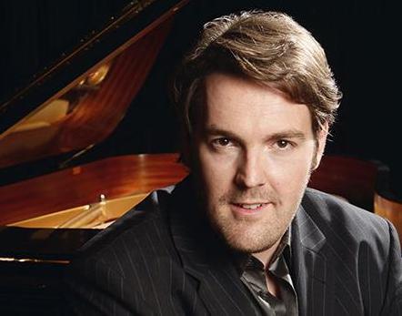 Musikkabarettist André Hartmann tritt am Freitag, 21. Juni, zwischen 20 und 22 Uhr am Harras auf.