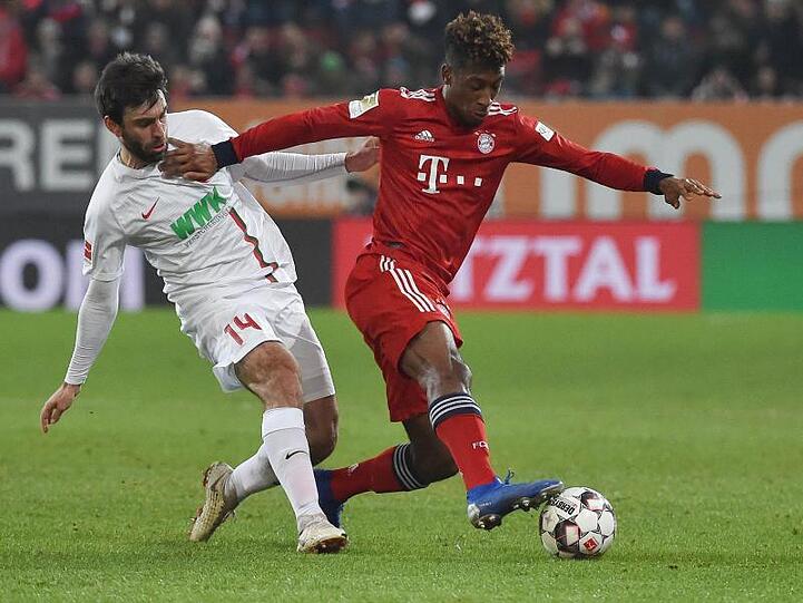 Augsburgs Jan Moravek (l.) und Münchens Kingsley Coman kämpfen um den Ball. Foto: Angelika Warmuth