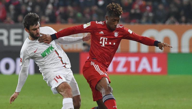 Augsburgs Jan Moravek (l.) und Münchens Kingsley Coman kämpfen um den Ball. Foto: Angelika Warmuth Augsburgs Jan Moravek (l.) und Münchens Kingsley Coman kämpfen um den Ball. Foto: Angelika Warmuth