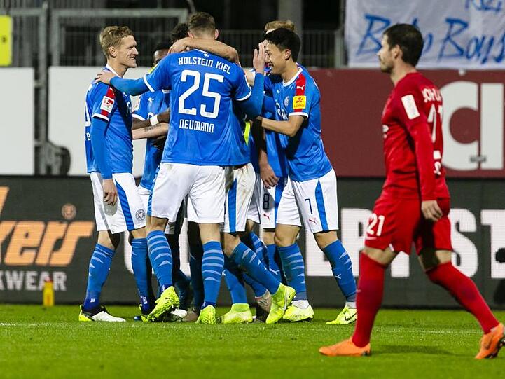 Auch ein kurioser Ausgleichstreffer konnte den Kieler Heimsieg gegen Bochum nicht verhindern.