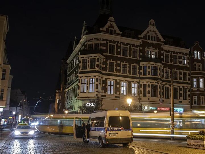 Erleuchtet ist am Mittwochabend die Innenstadt von Köpenick. Nach über 30 Stunden gehen die Lichter im Osten Berlins nach und nach wieder an.