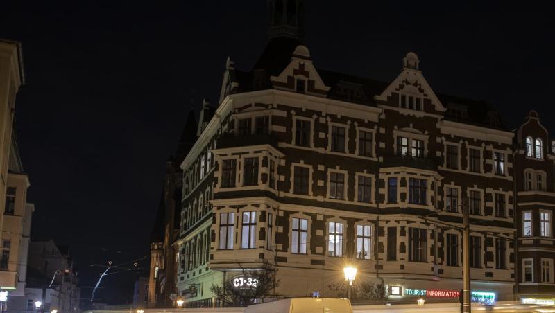 Erleuchtet ist am Mittwochabend die Innenstadt von Köpenick. Nach über 30 Stunden gehen die Lichter im Osten Berlins nach und nach wieder an.