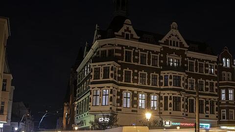 Erleuchtet ist am Mittwochabend die Innenstadt von Köpenick. Nach über 30 Stunden gehen die Lichter im Osten Berlins nach und nach wieder an.