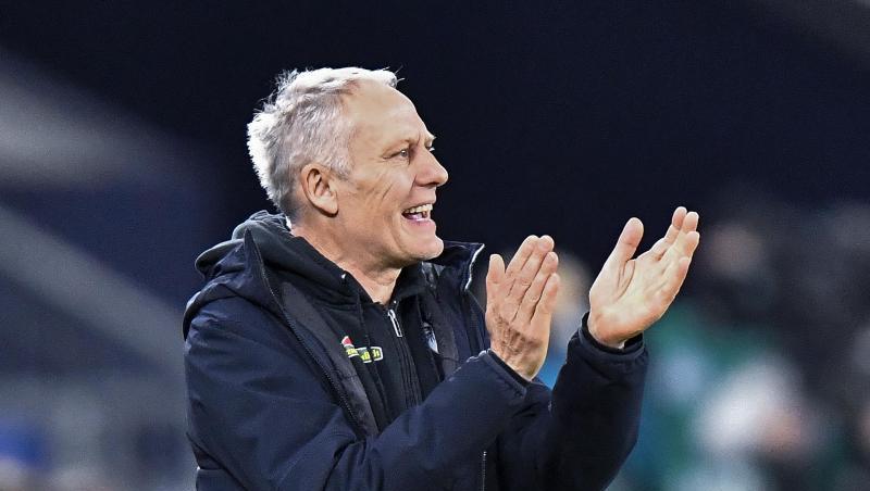 Freiburgs Trainer Christian Streich an der Seitenlinie.