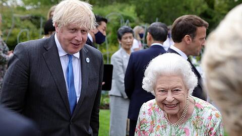 Premierminister Boris Johnson und Queen Elizabeth II. bei einem Termin in Cornwall.