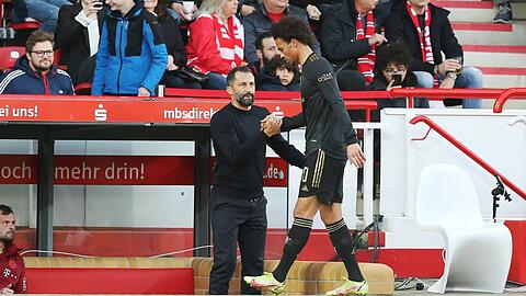 Er war sein Königstransfer im Sommer 2020: Leroy Sané (r.) und Bayerns Sportvorstand Hasan Salihamidzic.
