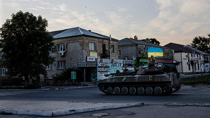 Ukrainische Soldaten fahren auf einem Panzer durch eine Straße in Pokrowsk im Donezk-Gebiet.
