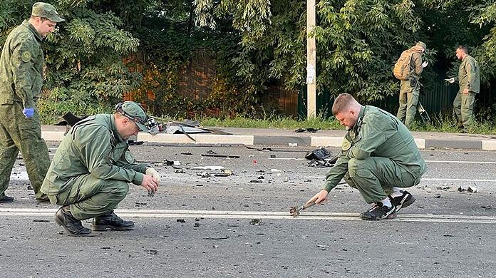 Ermittler am Ort der Explosion eines von Daria Dugina gefahrenen Autos außerhalb von Moskau.