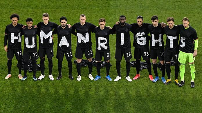 Die Spieler der deutschen Nationalmannschaft stehen zusammen und bilden den Schriftzug "Human-Rights".