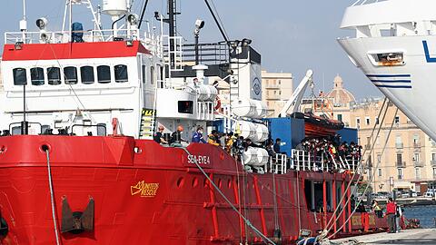 Mit der "Sea-Eye 4" wurden bereits in der Vergangenheit Migranten gerettet. Hier legt das Schiff in Trapani an.