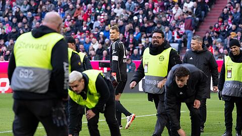 Ordner sammeln Gegenstände vom Spielfled.