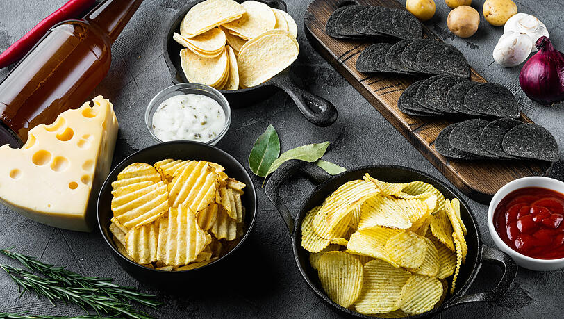 Kartoffelchips gibt es in vielen Formen, Farben und Geschmäckern, eines haben sie allerdings gemeinsam: zu lange an der Luft werden sie weich und labberig. Kartoffelchips gibt es in vielen Formen, Farben und Geschmäckern, eines haben sie allerdings gemeinsam: zu lange an der Luft werden sie weich und labberig.